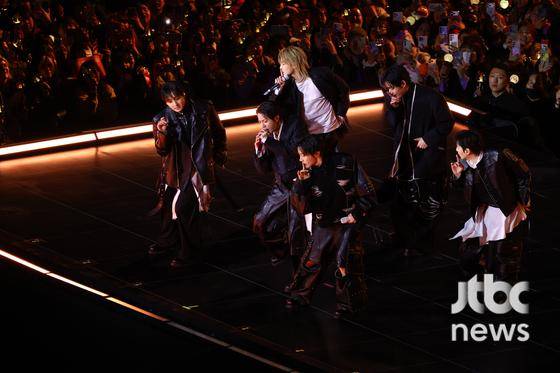 그룹 방탄소년단(BTS)이 21일 오후 서울 광화문 광장에서 열린 정규 5집 '아리랑'(ARIRANG) 발매 기념?'BTS?컴백 라이브: 아리랑'(BTS?THE?COMEBACK?LIVE|ARIRANG) 무대에 올라 공연을 펼치고 있다.(사진=한국온라인사진기자협회 공동취재단)