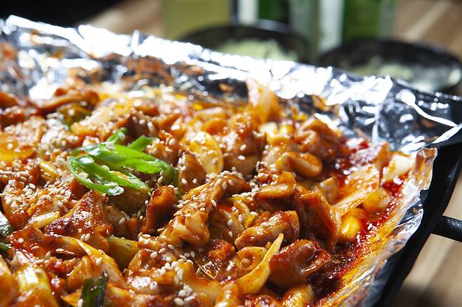 무광면을 음식 쪽으로 향하게 하면 미세한 요철로 인해 접촉 면적이 둘어드는 효과가 있다. 사진=게티이미지뱅크