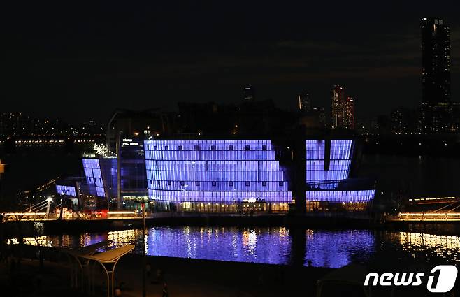 12일 오후 서울 한강 세빛섬이 방탄소년단(BTS) 데뷔 10주년을 맞이해 ARMY 상징색인 보랏빛 조명을 밝히고 있다. 서울시는 방탄소년단 데뷔 10주년 페스타(FESTA)를 기념해 세빛섬을 비롯한 서울시청, 남산서울타워, DDP, 한강다리 등 랜드마크를 25일까지 보라빛 경관조명으로 밝힌다고 밝혔다. 2023.6.12 ⓒ 뉴스1 박세연 기자