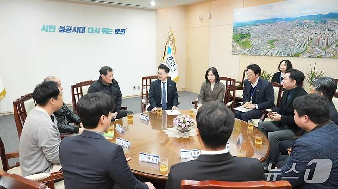 춘천시, 유통산업발전법 개정 논의 관련 지역상권 간담회.(춘천시 제공, 재판매 및 DB금지)