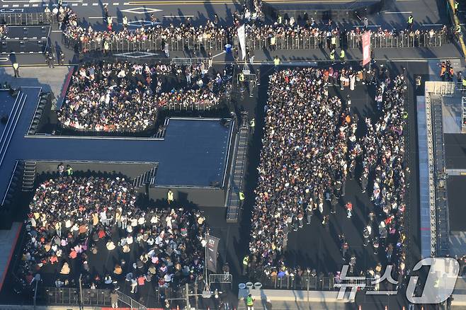 방탄소년단(BTS) 컴백 공연일인 21일 오후 서울 종로구 광화문광장 무대 관객석으로 팬들이 입장을 하고 있다. 2026.3.21 ⓒ 뉴스1 임세영 기자