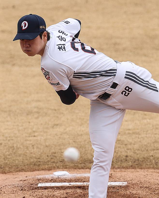두산 최승용이 15일 이천 베어스파크에서 열린 2026 KBO리그 시범경기 삼성전에 선발 등판해 역투하고 있다. 사진 | 두산 베어스