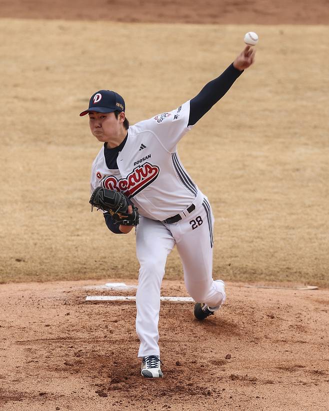 두산 최승용이 15일 이천 베어스파크에서 열린 2026 KBO리그 시범경기 삼성전에 선발 등판해 역투하고 있다. 사진 | 두산 베어스