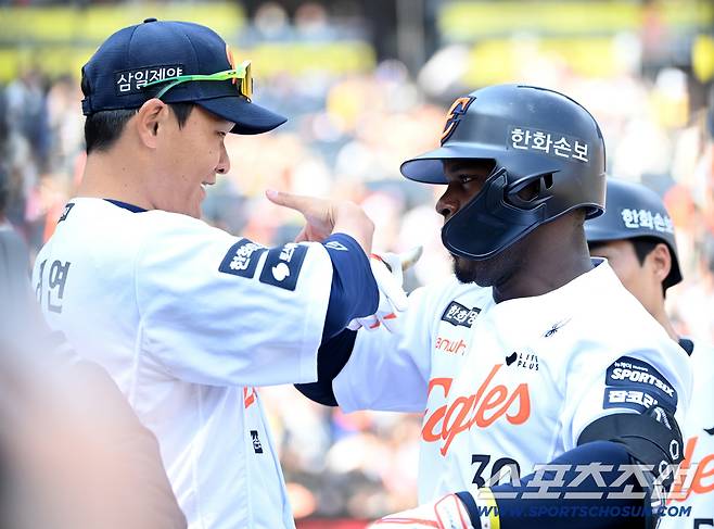 20일 대전한화생명볼파크에서 열린 KIA와 한화의 시범경기, 4회말 무사 1루 한화 페라자가 중월 2점홈런을 치고 김태연과 기쁨을 나누고 있다. 대전=허상욱 기자wook@sportschosun.com/2026.03.20/