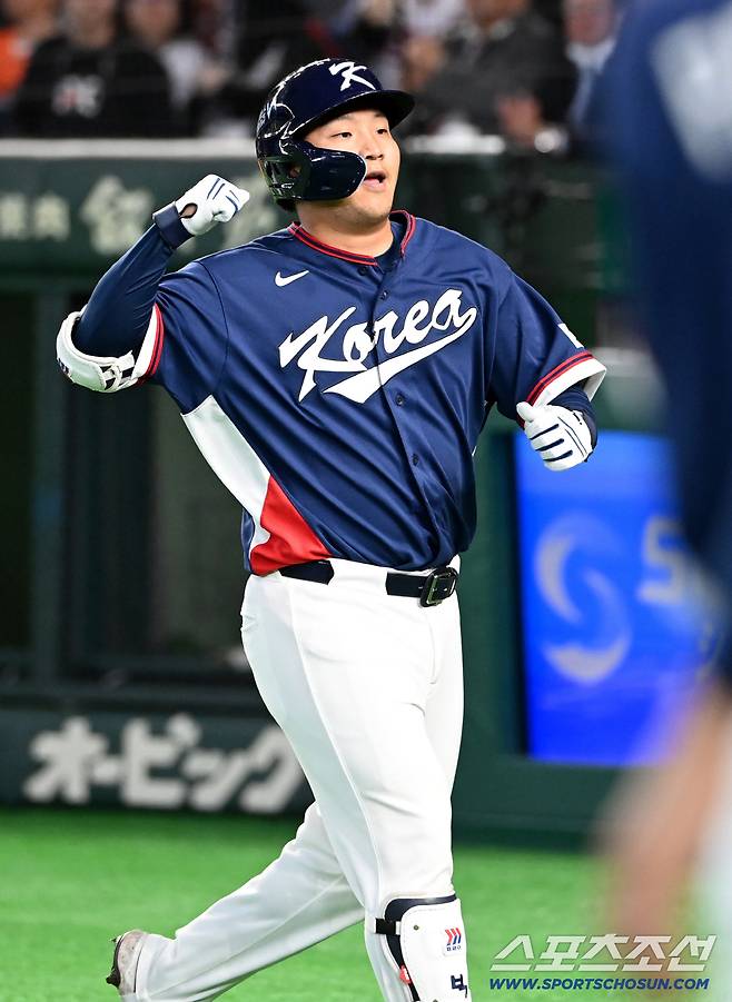 9일 일본 도쿄돔에서 열린 WBC(월드베이스볼클래식) 한국과 호주의 경기, 2회초 무사 1루 문보경이 선제 2점홈런을 치고 기쁨을 나누고 있다. 도쿄(일본)=허상욱 기자wook@sportschosun.com/2026.03.09/