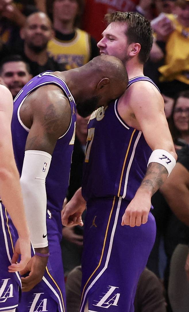 Mar 18, 2026; Houston, Texas, USA; Los Angeles Lakers forward LeBron James (23) celebrates guard Luka Doncic (77) basket against the Houston Rockets in the second half at Toyota Center. Mandatory Credit: Thomas Shea-Imagn Images
<저작권자(c) 연합뉴스, 무단 전재-재배포, AI 학습 및 활용 금지>