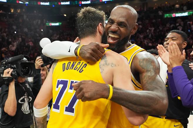 Los Angeles Lakers guard Luka Doncic (77) and forward LeBron James, right, embrace after defeating the Miami Heat in an NBA basketball game, Thursday, March 19, 2026, in Miami. (AP Photo/Lynne Sladky)
<저작권자(c) 연합뉴스, 무단 전재-재배포, AI 학습 및 활용 금지>