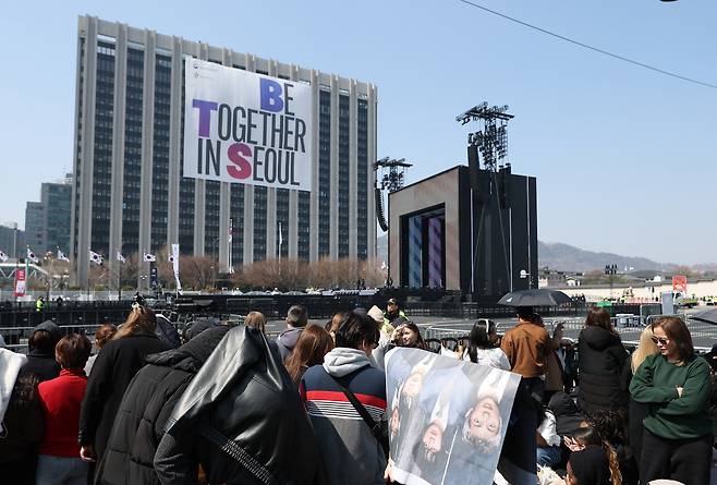 공연 기다리는 아미들

    (서울=연합뉴스) 김성민 기자 = 그룹 방탄소년단(BTS)이 정규 5집 '아리랑'(ARIRANG) 발매를 기념해 무료 공연 'BTS 컴백 라이브: 아리랑'(BTS THE COMEBACK LIVE｜ARIRANG)을 여는 21일 서울 광화문 광장에서 '아미'(BTS 팬덤)들이 공연을 기다리고 있다. 2026.3.21 

    ksm7976@yna.co.kr

(끝)





<저작권자(c) 연합뉴스, 무단 전재-재배포, AI 학습 및 활용 금지>