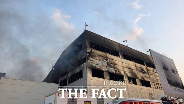 20일 대전시 대덕구 문평동의 한 자동차 부품공장에서 화재가 발생한 가운데 화재 현장의 처참한 모습이 드러나고 있다. /정예준 기자