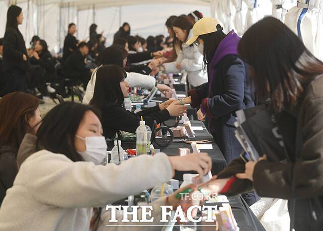 그룹 방탄소년단(BTS)의 컴백 공연 관람객들이 21일 오후 서울 종로구 광화문광장에서 입장표를 수령하고 있다. /박상민 기자