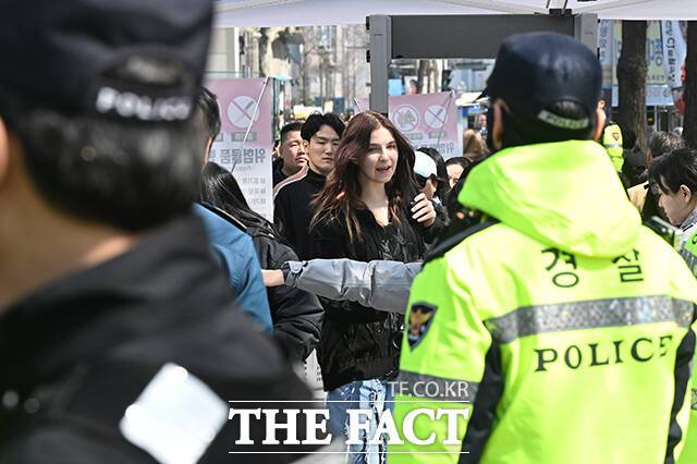 보안검색대 통과하는 외국인 관광객.