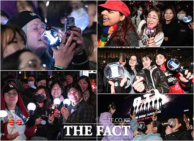 그룹 방탄소년단(BTS)의 컴백 라이브가 21일 오후 서울 종로구 광화문광장에서 열린 가운데 팬들이 공연을 즐기고 있다. /박헌우 기자