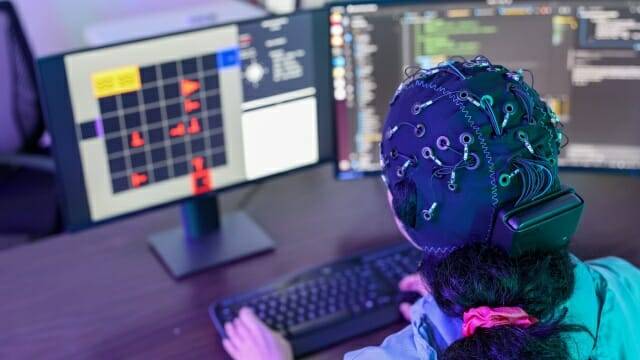 미국 오클라호마 주립대학 연구진이 EEG 캡을 사용해 뇌 신호를 감지하고 이를 공동 제어 로봇에 입력하는 모습 (사진=오클라호마 주립대학)