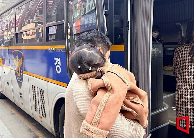 방탄소년단(BTS) 컴백 공연으로 21일 서울 광화문 광장 일대 교통이 통제된 탓에 경찰이 을지로3가역 1번 출구 앞에서 결혼식 하객들을 태워 수송하고 있다. 이지예 기자