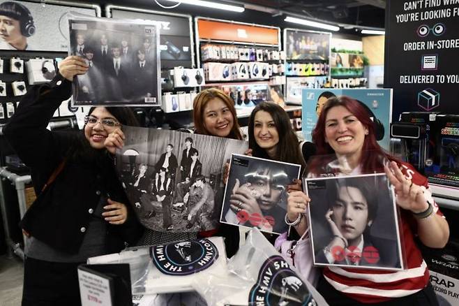 BTS 신보 '아리랑'을 구입한 글로벌 팬들. 로이터연합뉴스