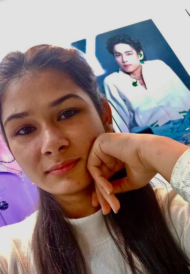 8년차 아미(BTS 팬)인 인도인 프라티바씨가 BTS 멤버 뷔의 포스터 옆에서 포즈를 취하고 있다. /독자 제공