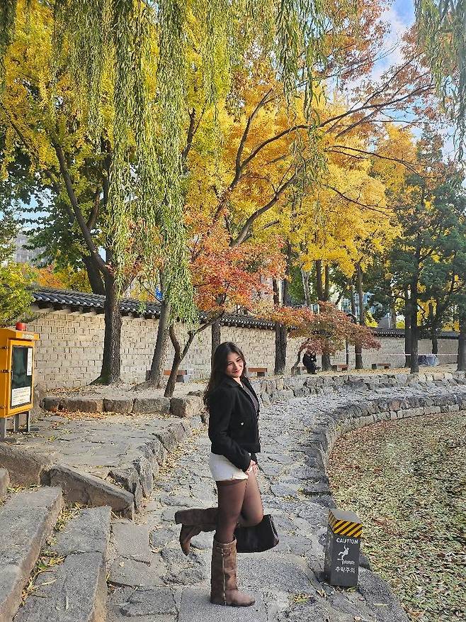 오직 BTS를 향한 팬심으로 4년 전 한국 땅을 밟은 인도인 프라티바(23)씨는 이곳에서 대학을 마친 뒤 광화문 핀테크 기업에 출퇴근하는 어엿한 직장인이 됐다. /독자 제공