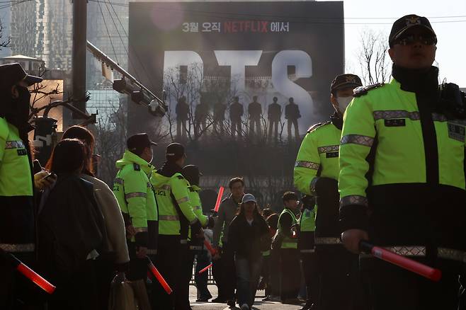 방탄소년단(BTS) 컴백 공연 당일인 21일 서울 종로구 광화문광장에서 경찰이 안전 관리를 하고 있다. /뉴시스