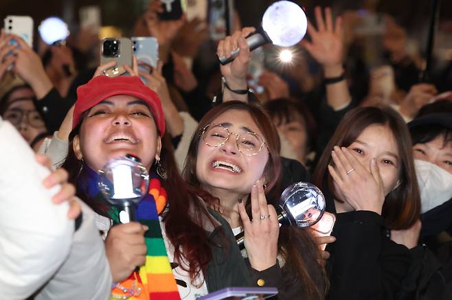 아미(BTS 팬덤)와 시민들이 21일 서울 광화문광장 일대에서 방탄소년단(BTS) 컴백 기념 공연인 'BTS 컴백 라이브: 아리랑' 공연을 관람하고 있다. /뉴스1