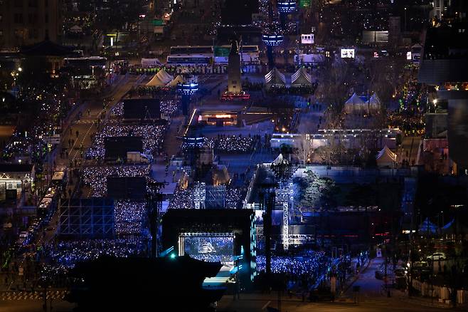 3년 9개월 만에 완전체로 복귀하는 방탄소년단(BTS)의 'BTS 컴백 라이브: ARIRANG' 공연이 21일 서울 광화문광장 일대에서 펼쳐지고 있다. 이번 공연은 세계 190개국에 생중계된다. /사진공동취재단