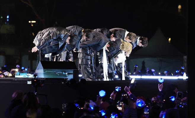 방탄소년단(BTS, RM, 진, 슈가, 제이홉, 지민, 뷔, 정국)이 21일 오후 서울 종로구 광화문광장에서 열린 'BTS 컴백 라이브: 아리랑'에서 화려한 무대를 마치고 아미에게 인사를 하고 있다. /뉴스1