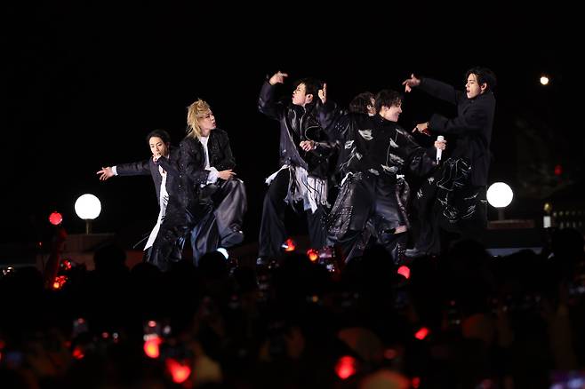 그룹 방탄소년단(BTS)이 21일 서울 광화문 광장에서 정규 5집 '아리랑'(ARIRANG) 발매를 기념해 무료 공연 'BTS 컴백 라이브: 아리랑'(BTS THE COMEBACK LIVE｜ARIRANG)을 열고 있다. /연합뉴스