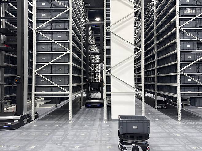 20일 오후 베이징휴머노이드로봇혁신센터 생산 기지 1층 물류창고에 무인운반차(AGV)가 자재를 운반하고 있다. /베이징=이은영 특파원