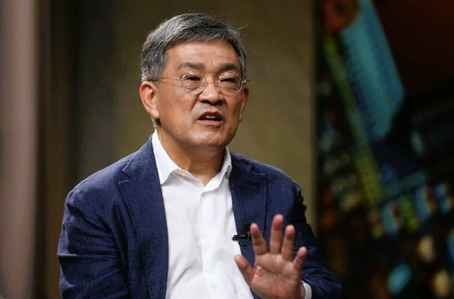 ▲그가 ‘다시 초격차’를 통해 질문한다. 왜 어떤 기업은 성장하고 어떤 기업은 쇠퇴하는가?