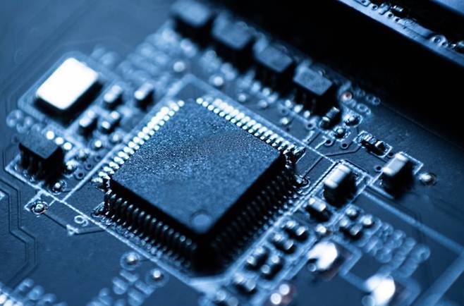 ▲메모리 반도체는 특정 기능을 더 빠르게 더 작게 더 효율적으로 만드는 것이 핵심이다. 그 기술적 특성이 우리 사회의 장점과 잘 맞아떨어졌다.