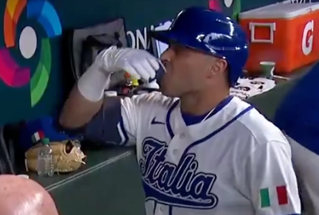 이탈리아 야구 대표팀 단테 노리가 7일 2026 월드베이스볼클래식(WBC) 브라질전에서 홈런을 친 뒤 더그아웃에서 에스프레소를 마시는 세리머니를 하고 있다. MLB.tv 중계화면 캡처