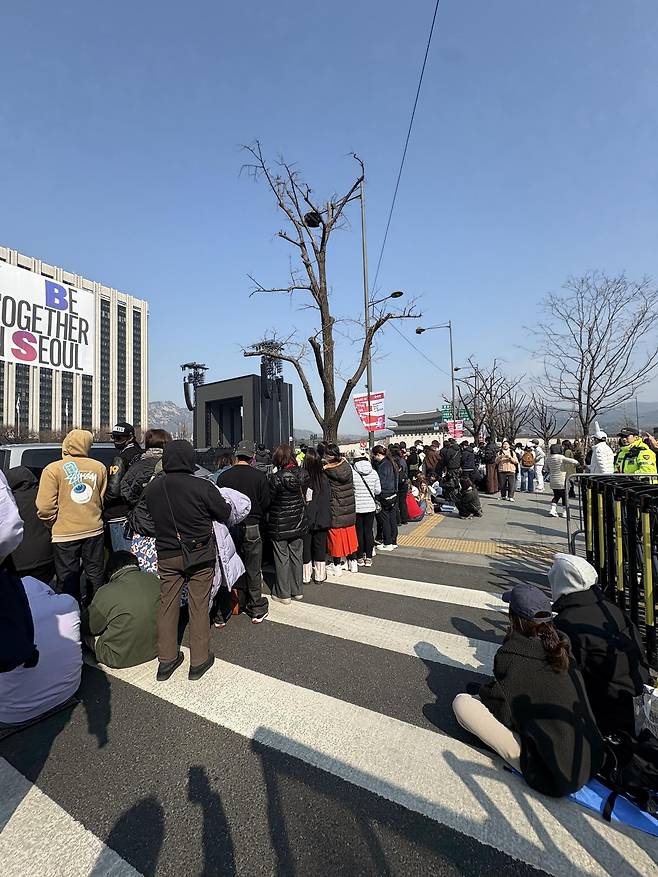 21일 오전 서울 광화문광장에서 BTS 컴백 공연을 기다리는 팬들이 이른 시간부터 자리를 잡고 공연 시작을 기다리고 있다. 황수영 기자 ghkdtndud119@donga.com