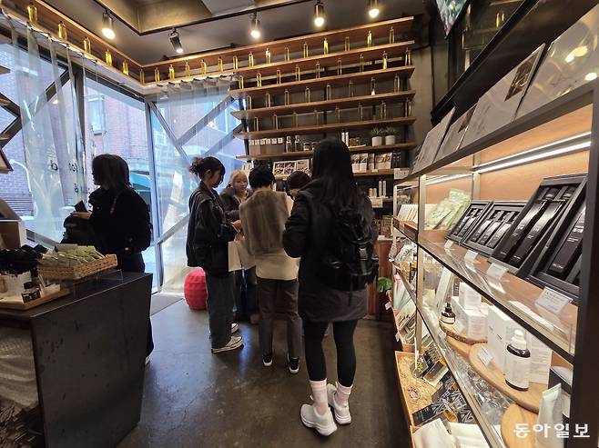 서울 중구 ‘쿠앤즈버킷’에서 관광객들이 들기름, 참기름 제품 들을 둘러보고 있다. 이설 기자 snow@donga.ocm