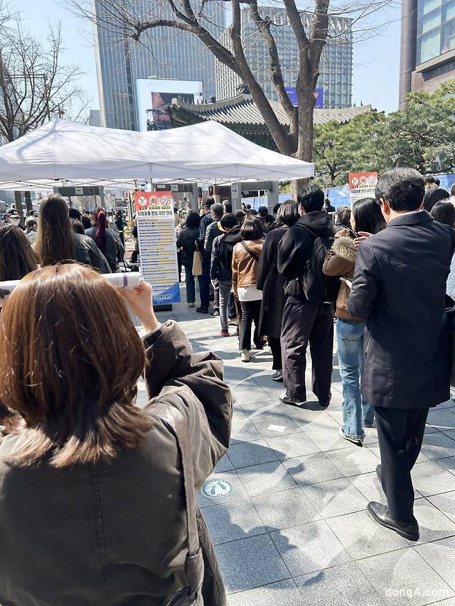 21일 서울 광화문광장에서 BTS 공연을 앞두고 관람객들이 검문을 받기 위해 길게 줄을 서 있다. 김수연 기자 xunnio410@donga.com