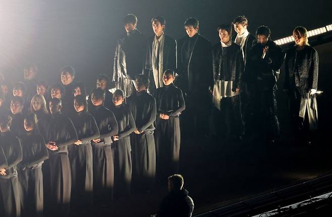 방탄소년단(BTS)이 21일 오후 서울 광화문 광장에서 정규 5집 ‘아리랑(ARIRANG)’ 앨범 발매를 기념해 열린 컴백 무대에 등장하고 있다. 방탄소년단은 오후 8시부터 약 1시간에 걸쳐 신곡과 히트곡 무대를 선사한다. 사진공동취재단