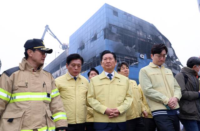 더불어민주당 정청래 대표가 21일 오전 대전 대덕구 자동차부품 제조 공장인 안전공업 화재 현장을 찾아 상황을 파악하고 있다. 연합뉴스