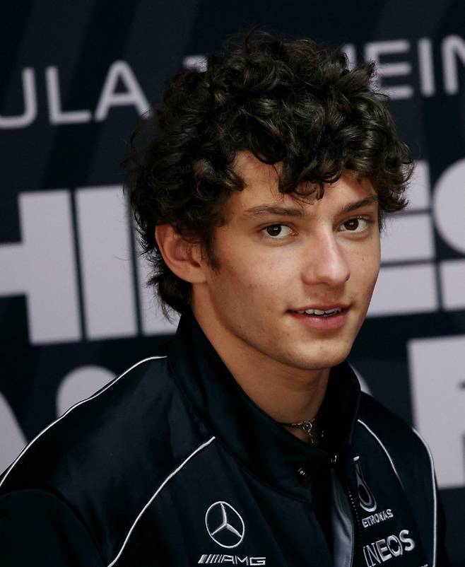 안드레아 키미 안토넬리(메르세데스)가 12일 중국 그랑프리를 앞두고 웃고 있다. 연합뉴스