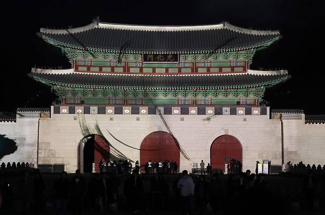 BTS(방탄소년단) 완전체 컴백 광화문 공연을 하루 앞둔 20일 오후 서울 종로구 광화문에 BTS 미디어 파사드가 펼쳐지고 있다. 뉴시스