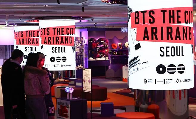 방탄소년단(BTS)의 서울 광화문광장 컴백 공연을 하루 앞둔 20일 인천공항 제1터객미널 교통센터 하이커스테이션에 BTS 관련 문구가 보이고 있다. 뉴시스