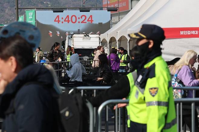 방탄소년단(BTS) 컴백 공연 당일인 21일 서울 종로구 광화문광장에서 팬들이 자리로 입장하고 있다. 뉴시스