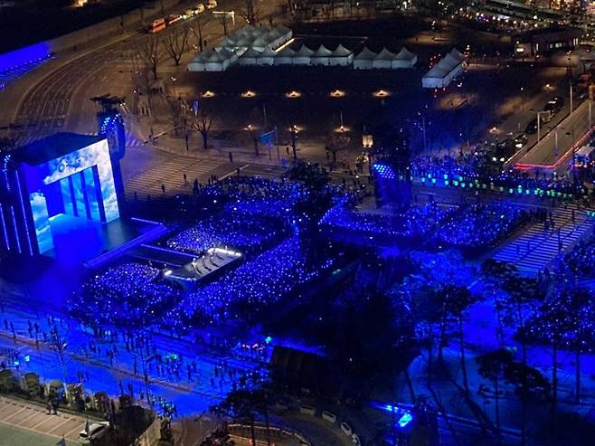 방탄소년단(BTS)의 복귀를 알리는 21일 광화문 공연무대와 객석이 푸른빛으로 바뀌고 있다. 사진=김경수 기자