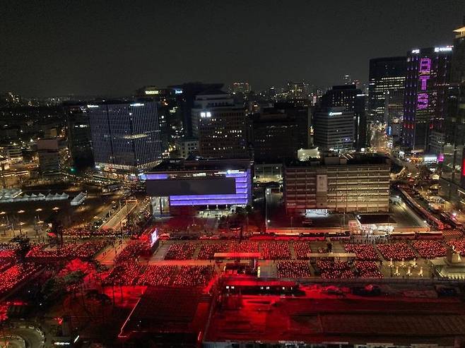 방탄소년단(BTS)의 복귀를 알리는 21일 광화문 공연장이 붉은색 빛깔로 물들여지고 있다. 사진=김경수 기자