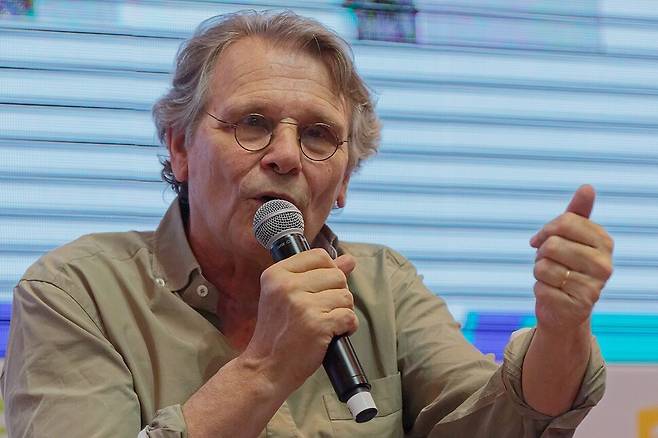 프랑스 작가 다니엘 페나크. 1973년 작품 활동을 시작했고 1985년부터 2022년까지 이어온 ‘말로센 시리즈’가 프랑스에서만 600만부 이상이 판매되었다. 교사 출신이었던 그의 2007년 자전적 에세이 ‘학교의 슬픔’으로 르노도상을 받았다. 위키미디어 코먼스