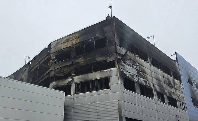 21일 불이 난 대전 안전공업 공장 외부 모습. 업체가 무허가로 공장시설인 2층과 주차장인 3층 사이에 만든 헬스장 공간에서 9명이 숨진 채 발견됐다. 헬스장 공간 정면 쪽엔 창이 없었고, 9명은 모두 측면 창가에서 발견됐다. 최예린 기자