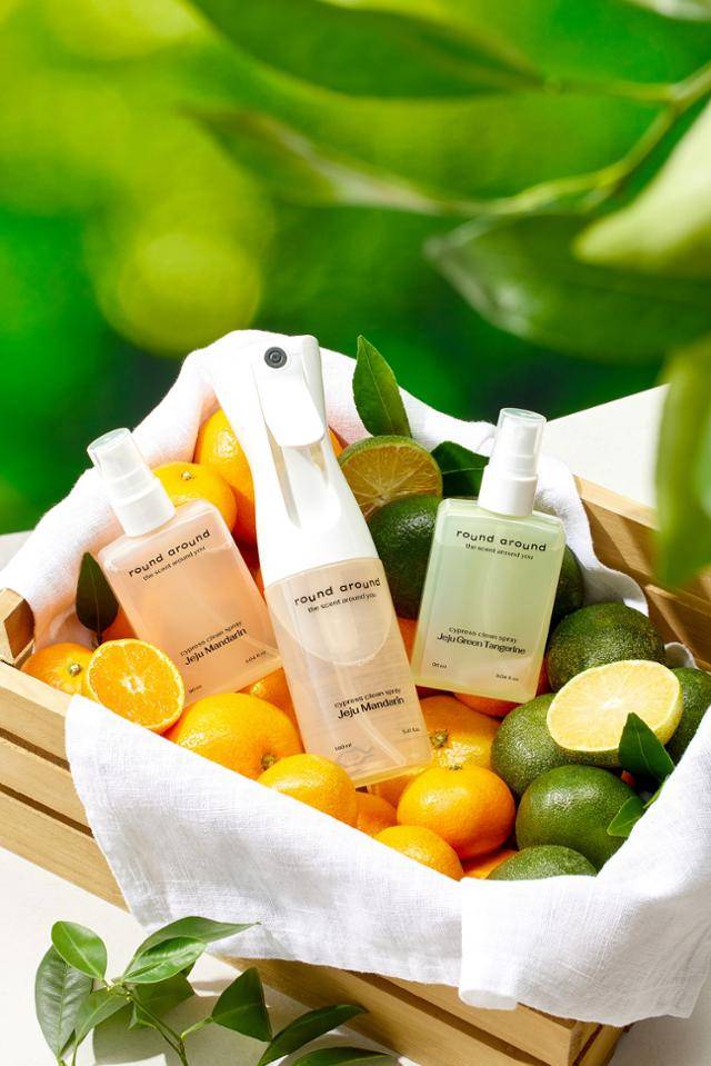 제주도 13개 CJ올리브영에서만 한정 판매하는 편백 클린 스프레이 감귤·청귤 제품. CJ올리브영은 2023년 자체 라이프스타일 브랜드 '라운드어라운드'를 통해 제주 특산물 감귤을 활용한 립밤과 핸드크림 등 보디케어 제품을 처음 선보였다. CJ올리브영 제공