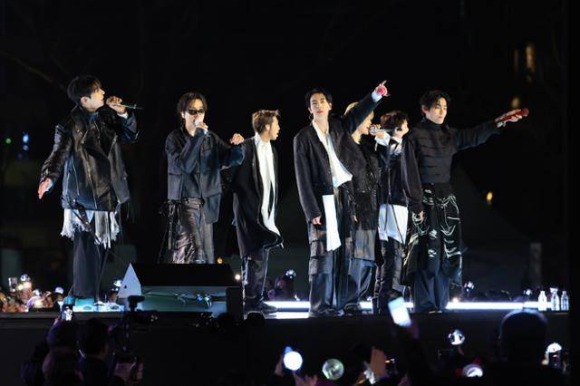 방탄소년단(BTS, RM, 진, 슈가, 제이홉, 지민, 뷔, 정국)이 21일 서울 종로구 광화문광장에서 열린 BTS 컴백 라이브: 아리랑에서 화려한 무대를 선보이고 있다. 뉴스1