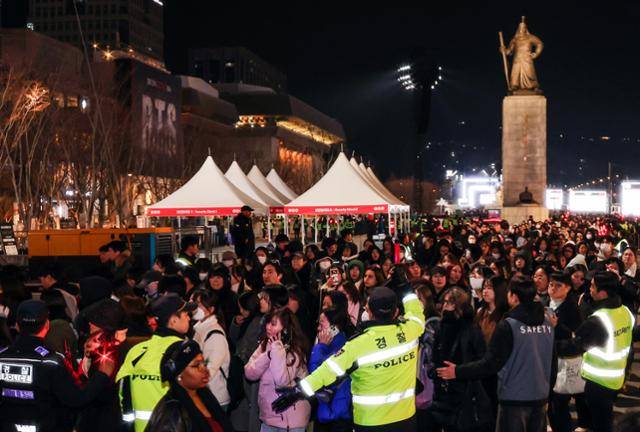 21일 서울 종로구 광화문광장에서 열린 BTS 컴백 라이브: 아리랑이 끝난 후 아미들이 귀가하고 있다. 뉴스1