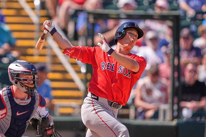 <yonhap photo-2157="">올해 시범경기 무안타 침묵이 이어지고 있는 요시다 마사타카. [AP=연합뉴스]</yonhap>