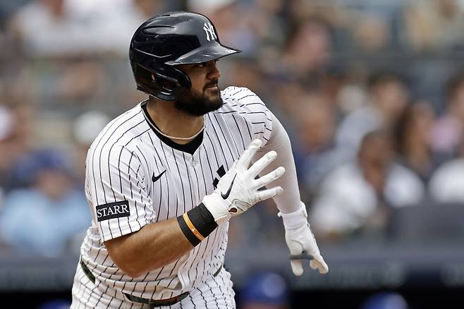 <yonhap photo-1796=""> New York Yankees' Jasson Dom?nguez hits a run scoring single during the second inning of a baseball game against the Toronto Blue Jays, Saturday, Sept. 6, 2025, in New York. (AP Photo/Adam Hunger)/2025-09-07 06:49:02/ <저작권자 ⓒ 1980~2025 ㈜연합뉴스. 무단 전재 재배포 금지, AI 학습 및 활용 금지></yonhap>