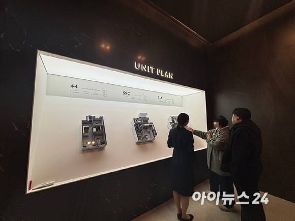 '더샵 프리엘라' 견본주택에서 한 부부가 분양 관계자에게 내부구조에 관한 설명을 듣고 있다. 2026.03.20 [사진=김민지 기자]