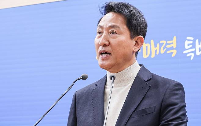 오세훈 서울시장이 17일 오후 서울시청에서 공천 신청에 대한 입장 발표를 하고 있다. 김경록 기자